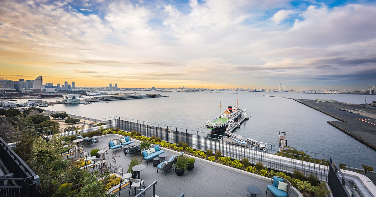 ザ・ゲートホテル横浜 by HULIC — 横浜・山下町 · 13階ルーフトップテラスから望む横浜港と氷川丸