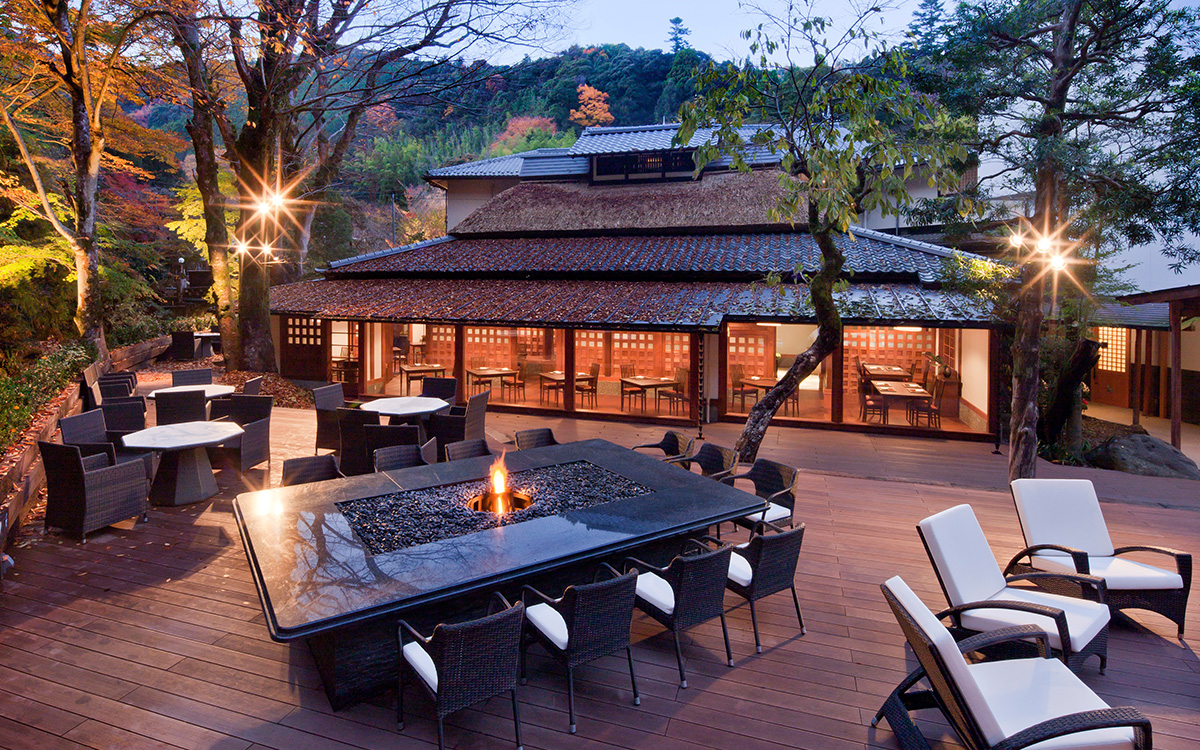 東府や Resort&Spa-Izu — 静岡県伊豆市・吉奈温泉 · 紅葉の木々に囲まれた和の建物とテラス