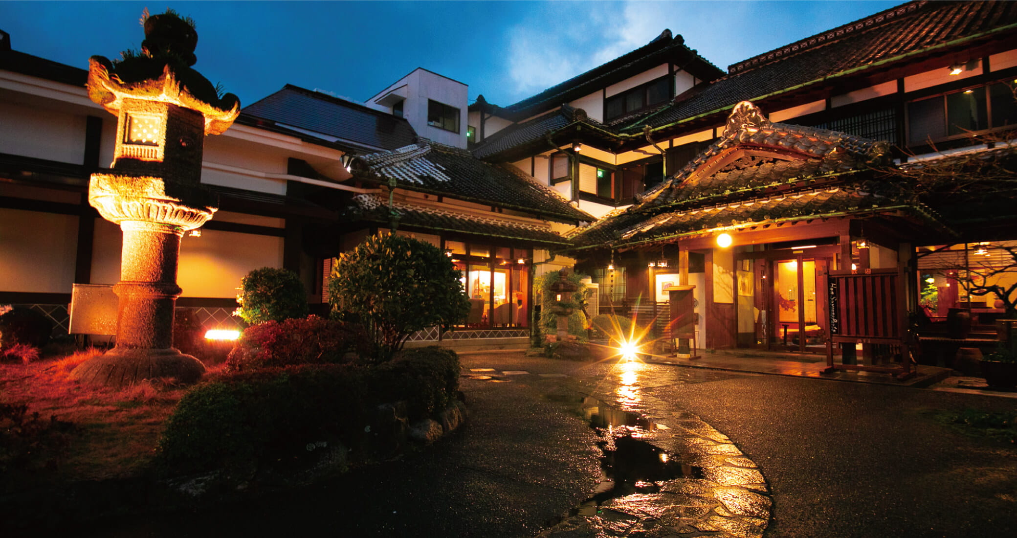 からつ温泉 旅館 綿屋 — 唐津市大名小路 · 石灯籠と唐破風の玄関を構える1876年創業の旅館、本館と洋館は国登録有形文化財