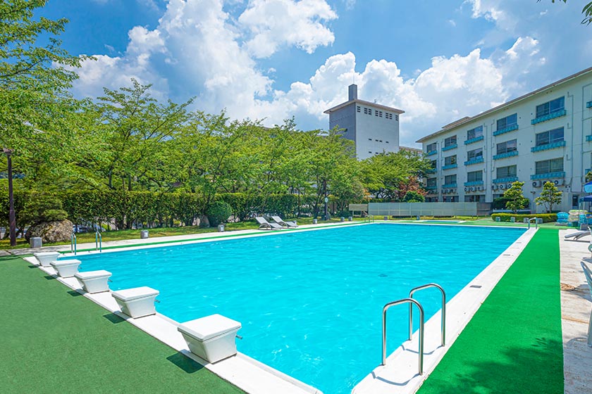 大江戸温泉物語Premium 山中グランドホテル — 加賀市・山中温泉 · 夏季限定の屋外プール、子ども向けの浅いエリアあり