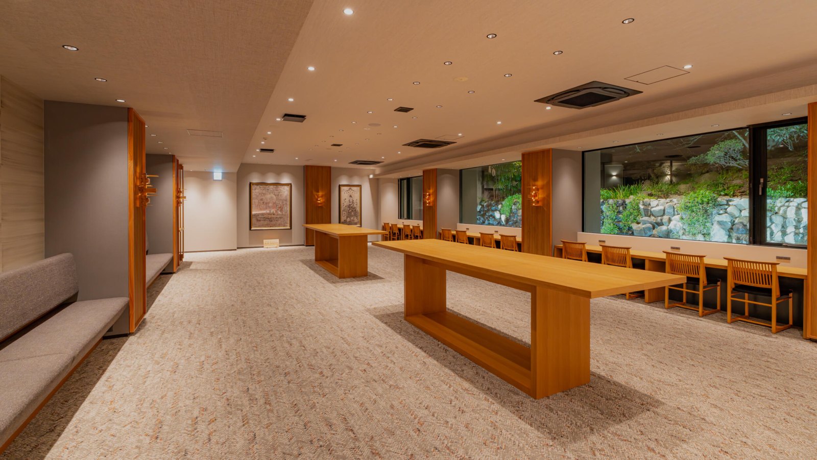 吉池旅館 — 箱根町湯本 · 大きな窓から庭の緑を望む館内の共用スペース