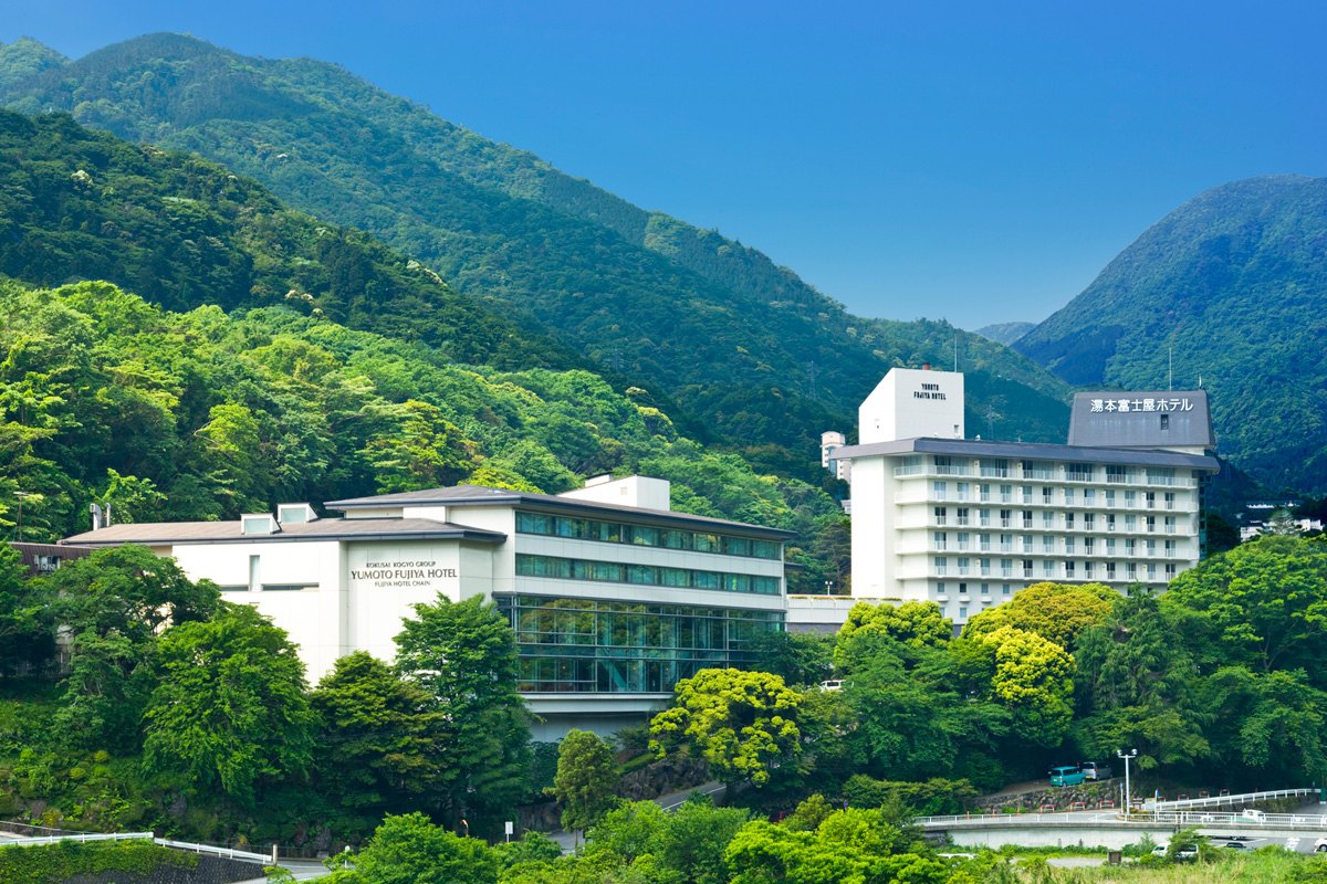 湯本富士屋ホテル — 箱根町湯本 · 新緑の山あいに建つ本館とレインボープラザの外観