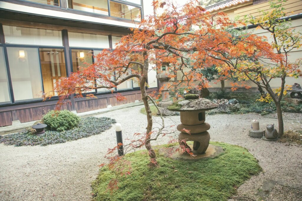【一軒の宿】温泉津・輝雲荘 — 1300年湧く世界遺産の港町温泉で過ごす、石見銀山の積み出し港1泊2日